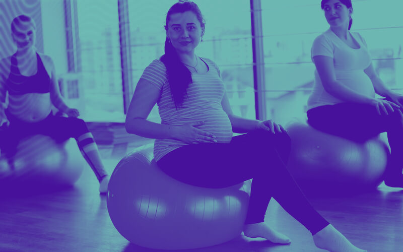 Imagem de mulheres grávidas a realizar actividade física, neste caso numa aula de pilates Clínico com uma bola de pilates