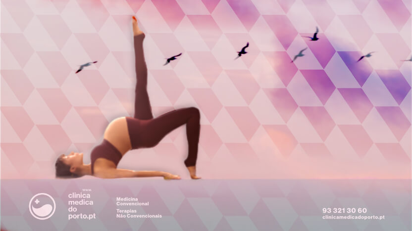 Imagem de mulher grávida a realizar exercício físico em paisagem idílica