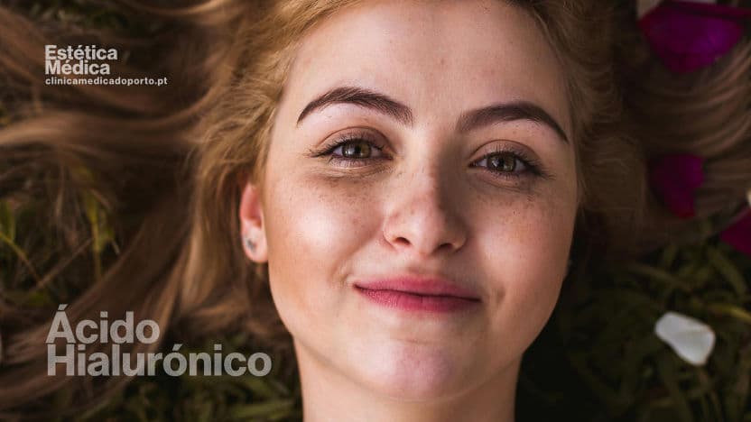 Rosto de mulher jovem, olhos expressivos e cabelos soltos, Mulher jovem, rosto belo, beleza