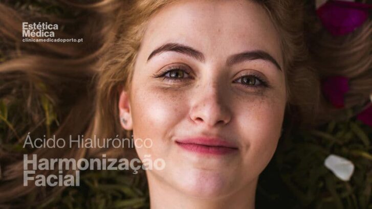 Rosto de mulher jovem, olhos expressivos e cabelos soltos, Mulher jovem, rosto belo, beleza