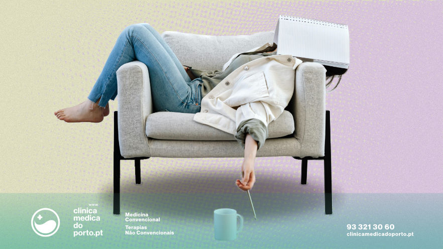 Imagem de uma pessoa deitada num sofá, aparentemente cansada, com um livro sobre o rosto e uma chávena de café no chão à sua frente