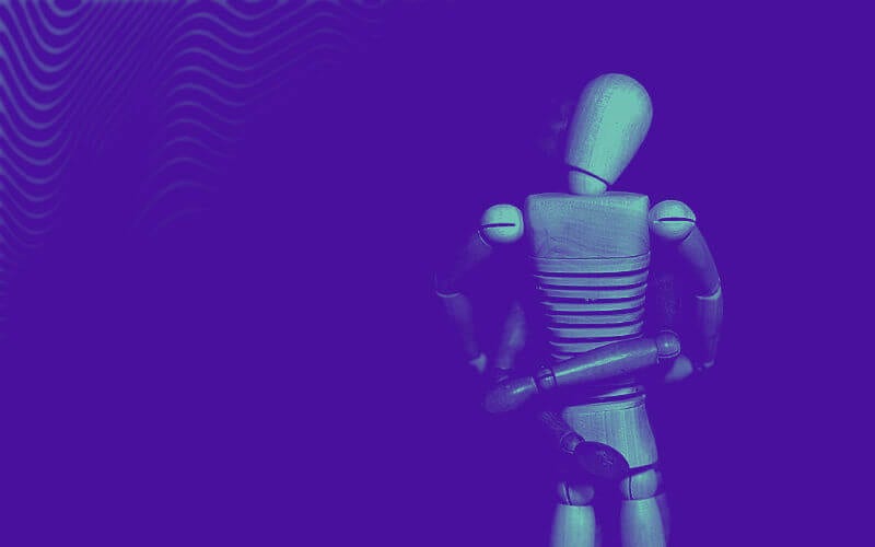 imagem de figuras ou esculturas de madeira em posição de abraço