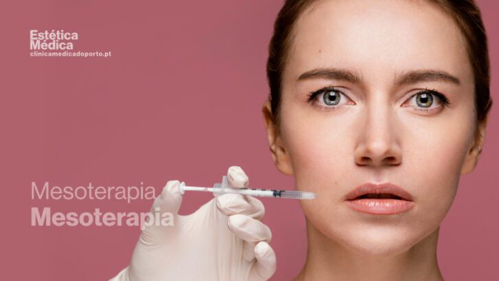 Administração de um injectável no rosto de uma mulher, ilustrando um procedimento médico estético, tal como a mesoterapia num ambiente profissional