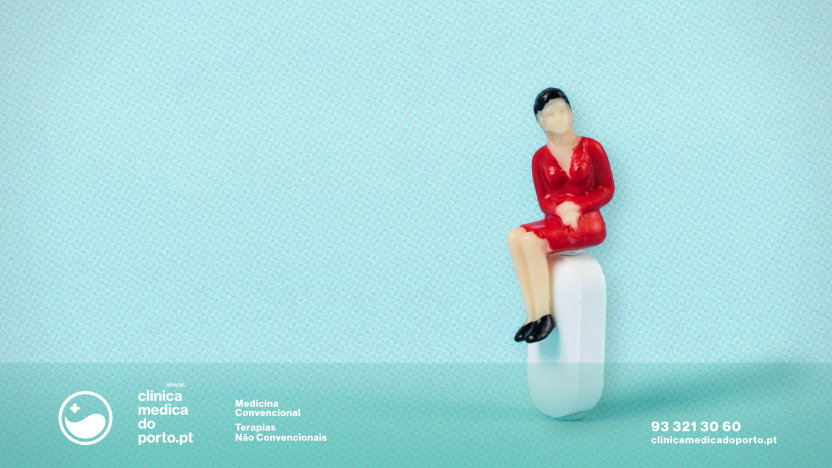 Imagem de pessoa do sexo feminino sentada em cima de um comprimido