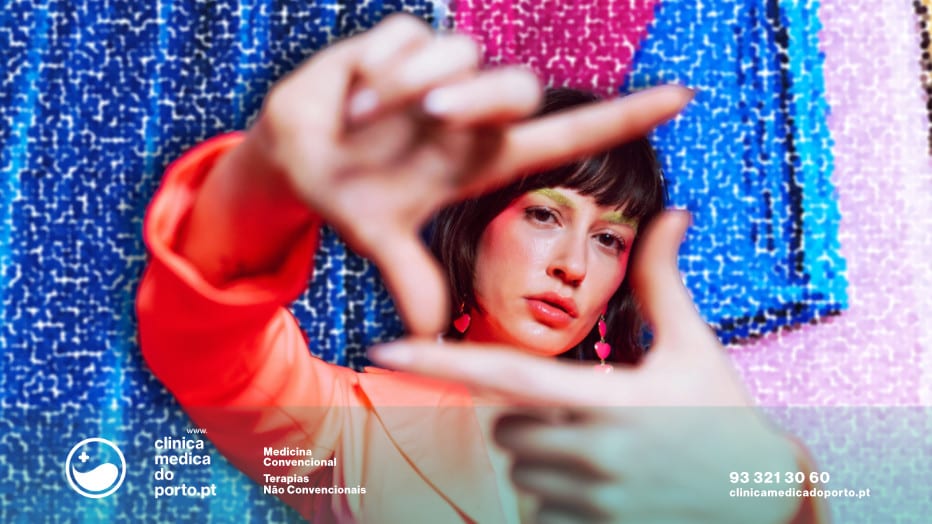 Pessoa fazendo o gesto de enquadramento fotografico