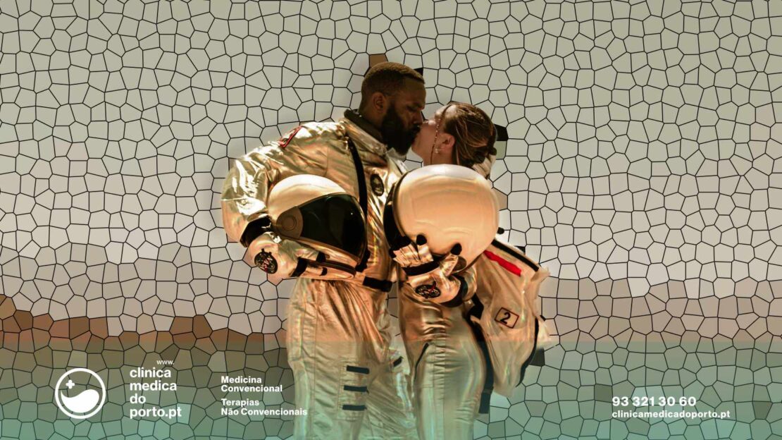 A arte da capa mostra um casal se beijando carinhosamente, cercado por uma cena celestial, representando o amor em meio à beleza do universo. Alusão à importância da Terapia e da Conexão