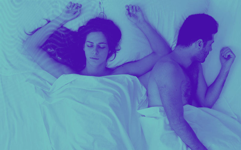 um casal na cama, a dormir