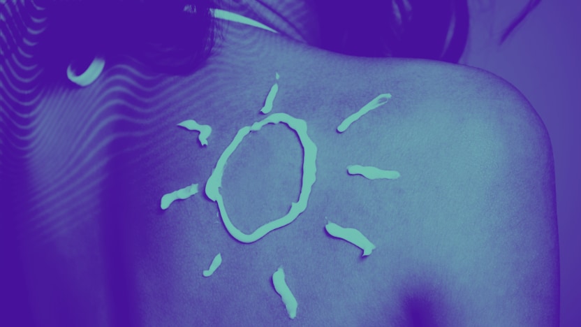 Imagem de costas de mulher com aplicação de protetor solar com imagem de um sol
