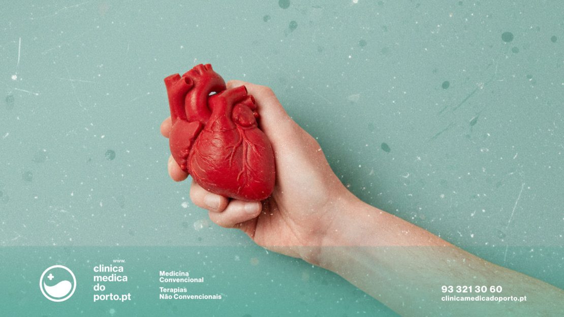 Imagem de uma mão que segura um modelo tridimensional de um coração