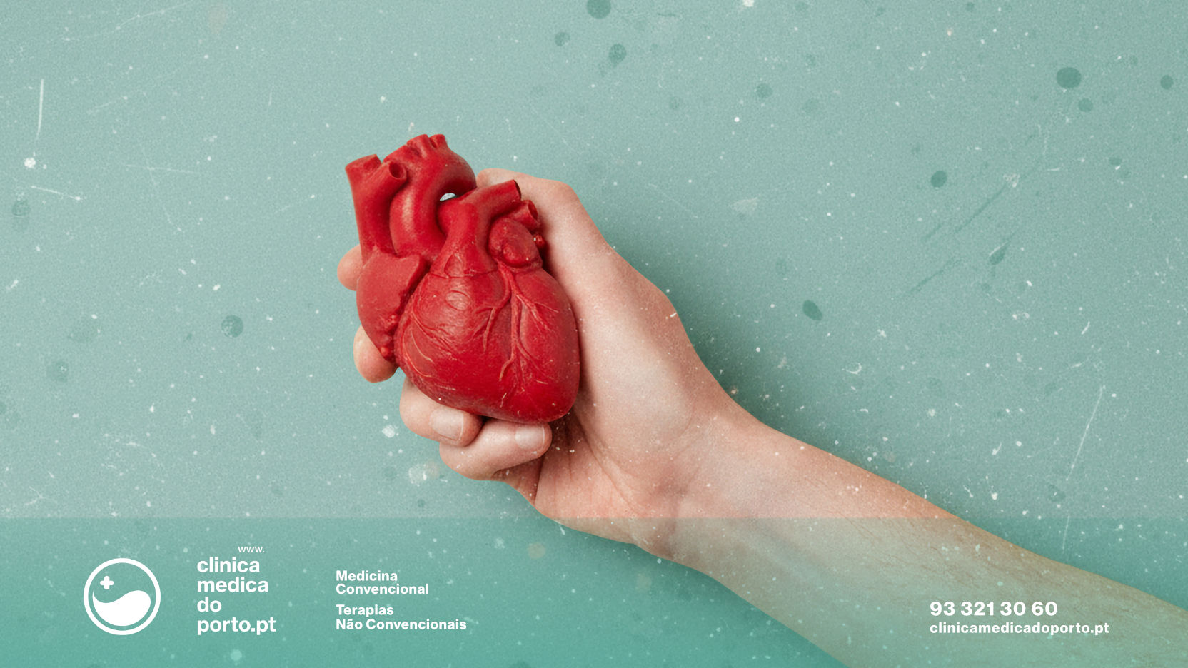 Imagem de uma mão que segura um modelo tridimensional de um coração