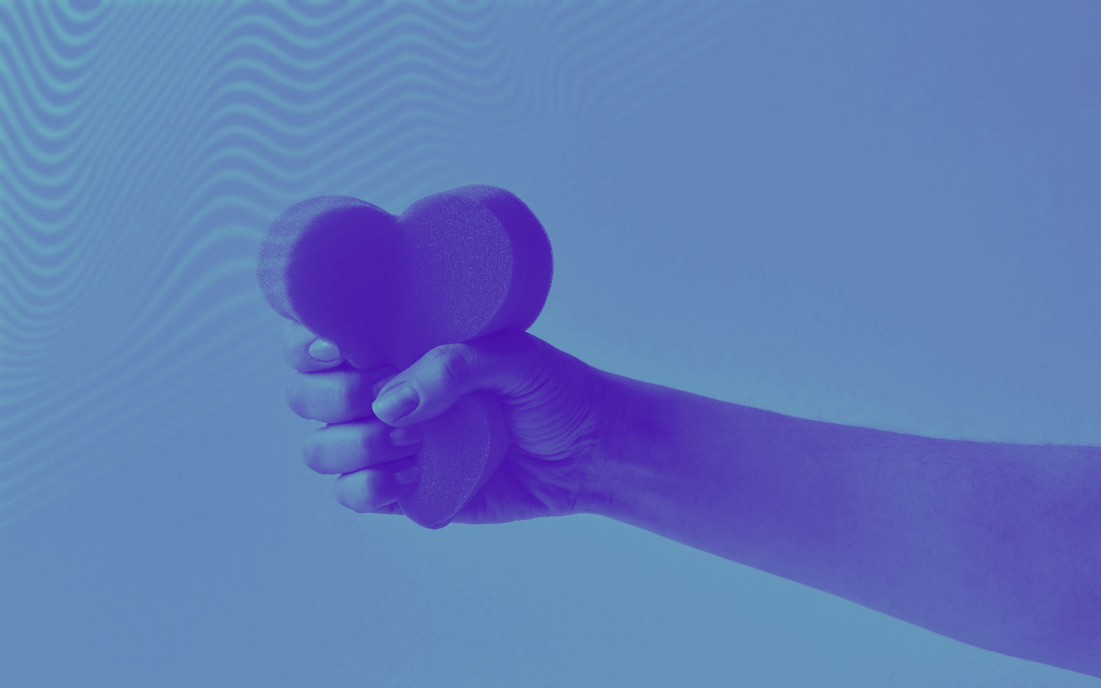 Imagem de alguém a segurar um coração