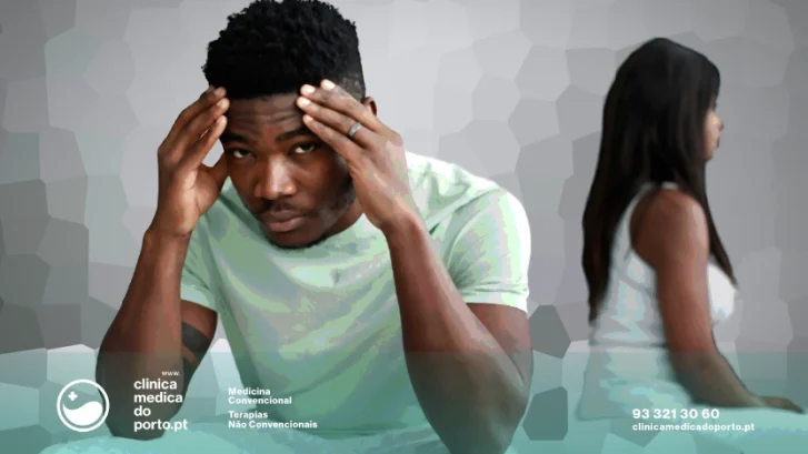 Imagem de um homem e uma mulher sentados numa cama. O homem tem as mão na cabeça em sinal de preocupação enquanto a mulher está sentada de costas para ele em sinal de afastamento