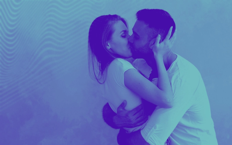 Um homem e uma mulher beijam-se apaixonadamente na boca