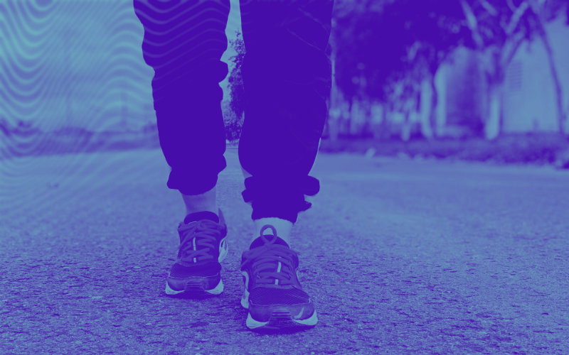 Pernas de pessoa a caminhar - referencia a exercicio fisico