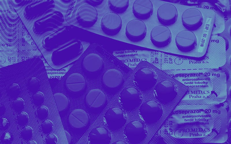 Imagem de diversos blisters de medicamentos com alusão à utilização de terapeutica medicamentosa na Medicina Convencional