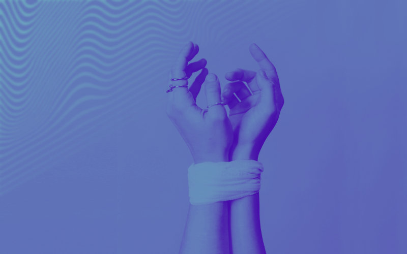 Imagem de mãos atadas como referência à impotência